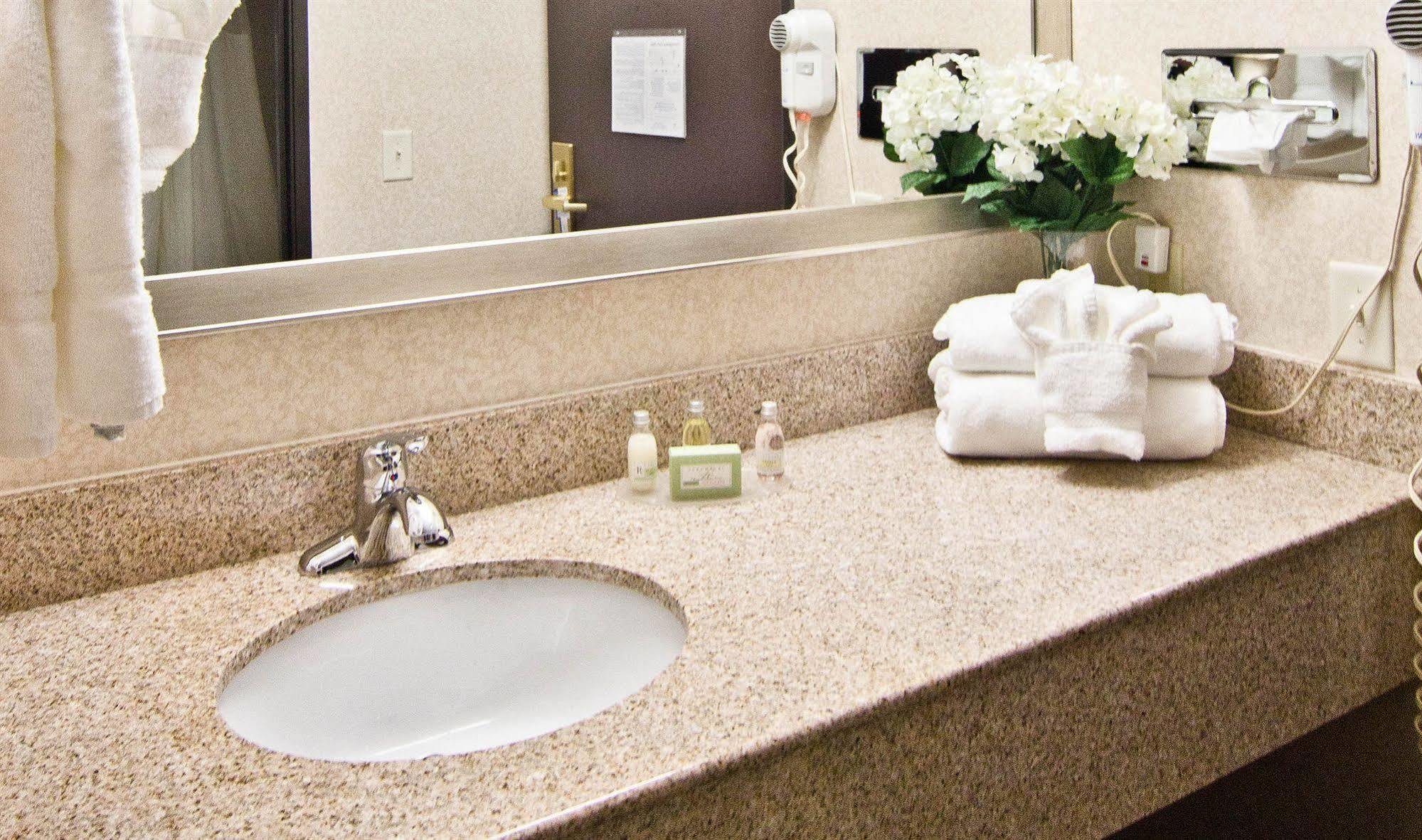 Christopher Inn And Suites Чиликоти Екстериор снимка